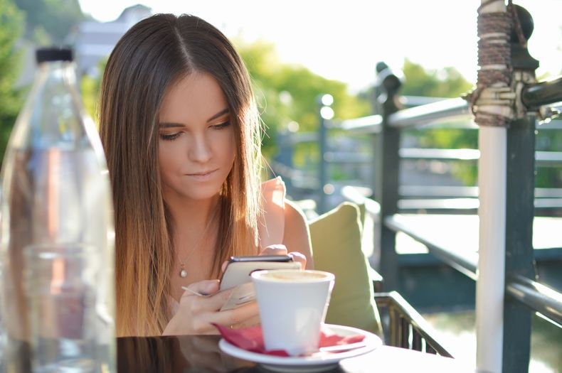 英語を母国語としない白人女性(フランス人、スウェーデン人…など)は、自分自身も「シンプル」で「分かりやすい英語」を使います